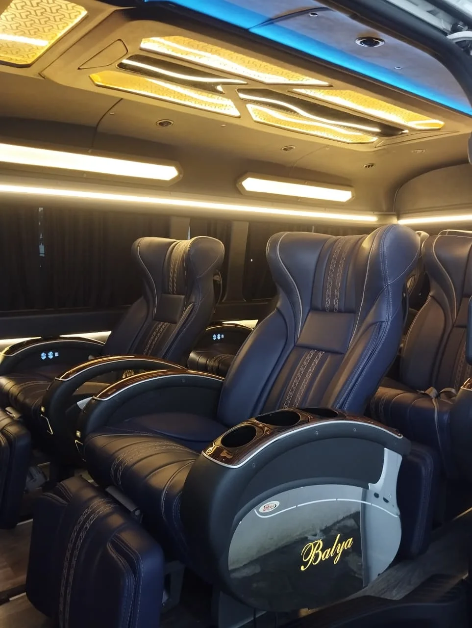 Interior Hiace Executive dengan kursi kulit reclining dan lampu ambient